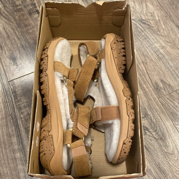 NWT Teva Hurricane Shearling Leather Sandals with Lamb Fur lining Size 7 - Picture 8 of 8